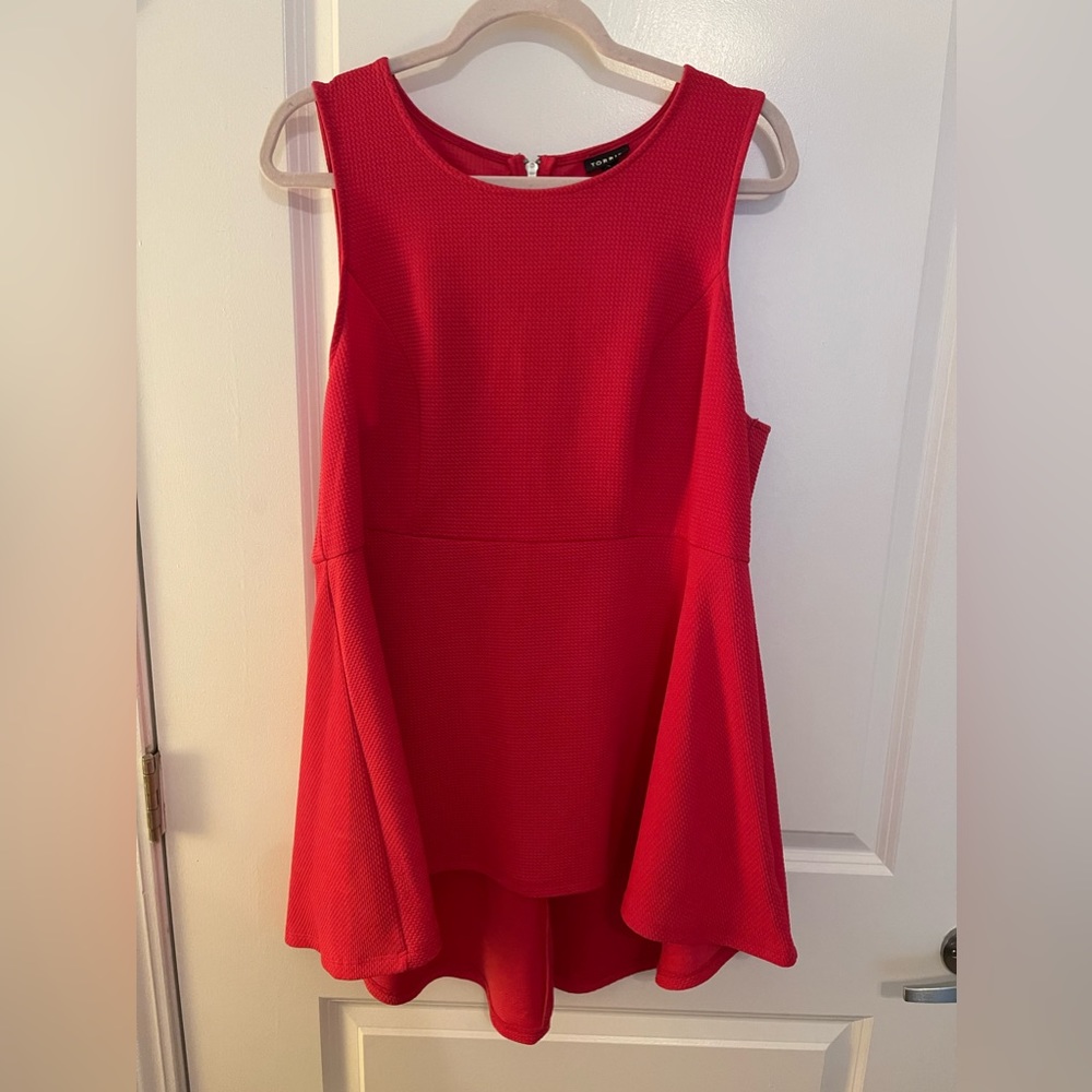 Torrid fuchsia sleeveless fit and flare high low top. Size 2 (18/20)